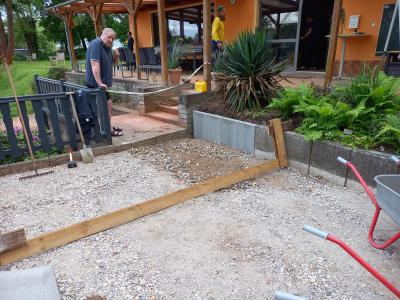 Neugestaltung der kleinen Terrasse schreitet voran! Weiter Hilfe benötigt!